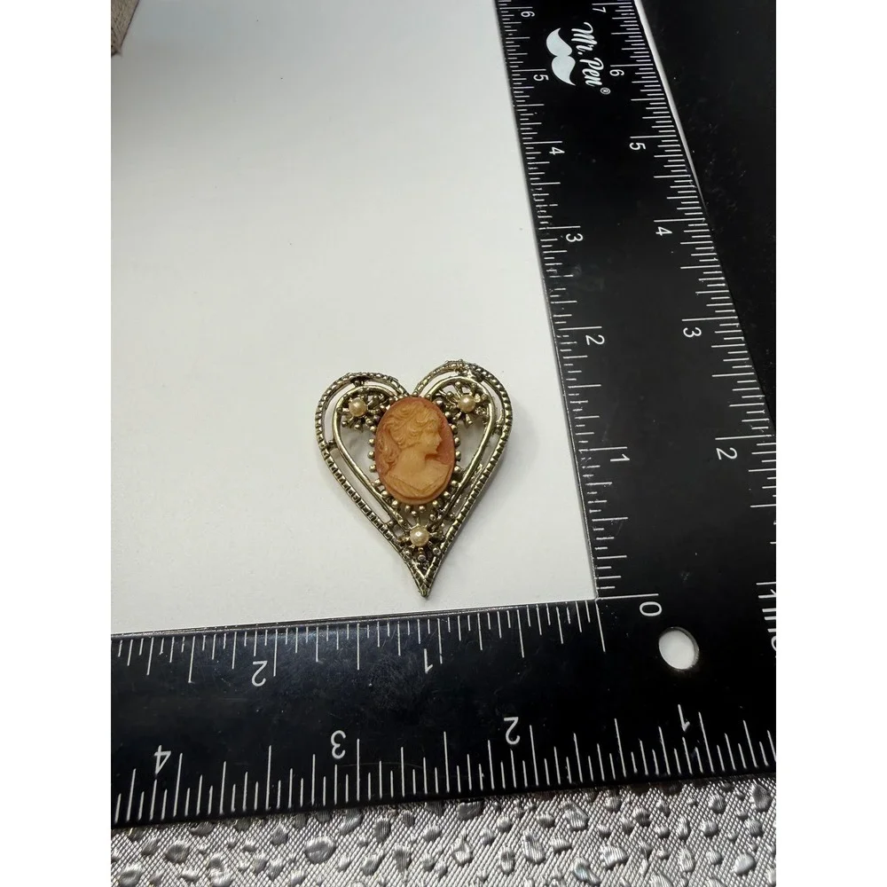 Vintage‎ Gold Tone Heart Cameo Brooch Faux Pearl Victorian Style Pin